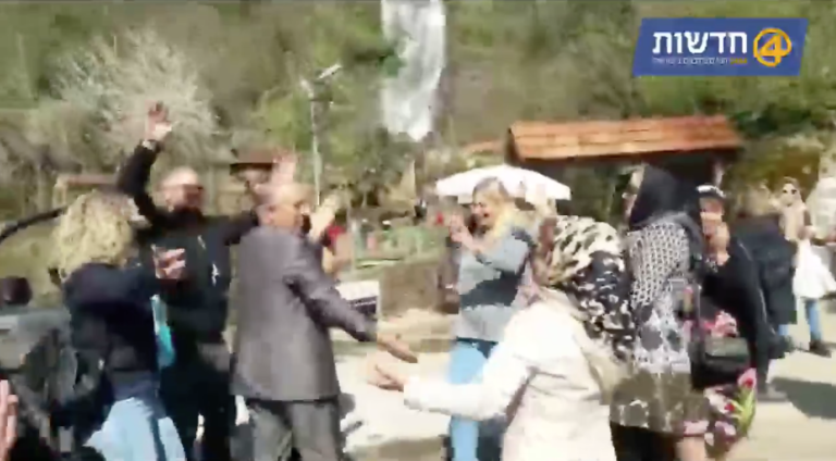 Israeli and Iranian Tourists Run into Each Other in Georgia and Start Dancing
