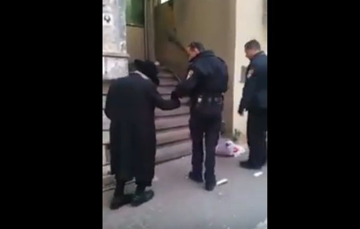ONLY IN ISRAEL: Israeli Police Help Old Man Climb Stairs To Pray