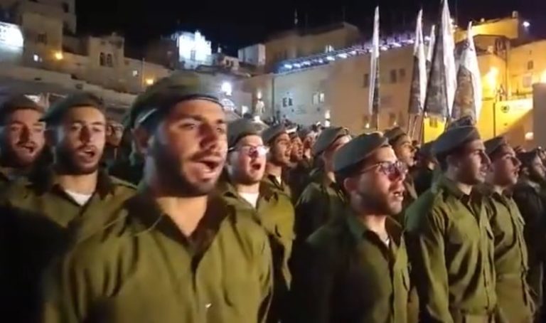 WATCH: Hundreds of Chareidi Soldiers Sing ‘Ani Maamin’ at the Kotel