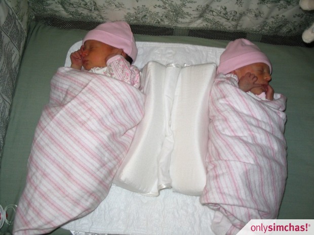 Birth  of  Twin Girls to Sari and Ari Kahn