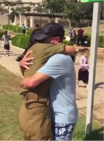 A Lone IDF Soldier from Australia is Reunited in Israel with her Father after 9 months apart!