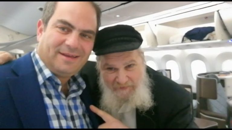 Eli Beer, Founder of Hatzalah, Saves a Man’s Life on El Al Flight Today