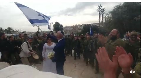Watch: Amazing Celebration with a Chatan and Kallah at Mearat Hamachpela