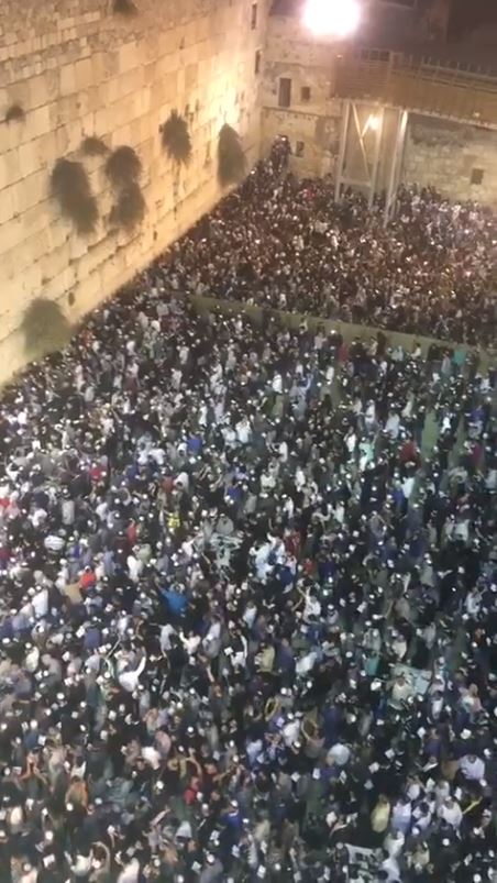 Tens of Thousands of Jews Celebrate the USA’s Decision Concerning Jerusalem at the Kotel