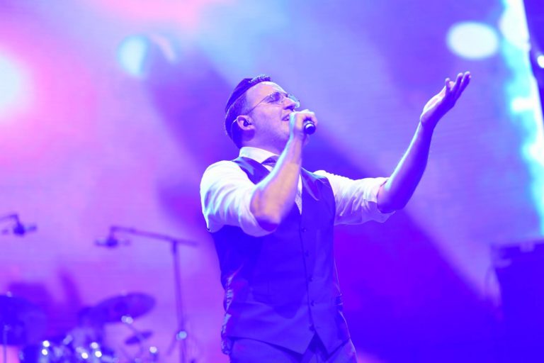 Watch: Yaakov Shwekey Performs at the HASC Concert – Wow!
