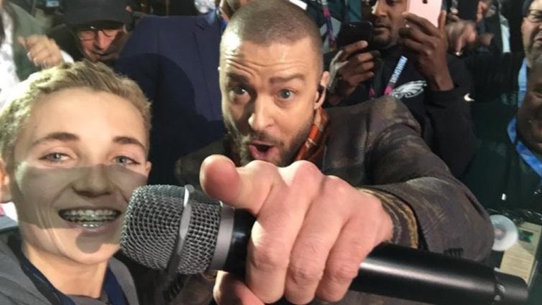 A 13-year-old got an epic selfie during the Superbowl!