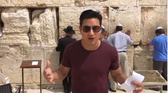 Mario Lopez Puts a Note in the Kotel!