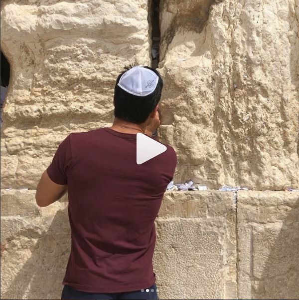Mario Lopez visits Israel and puts prayer notes in the Kotel