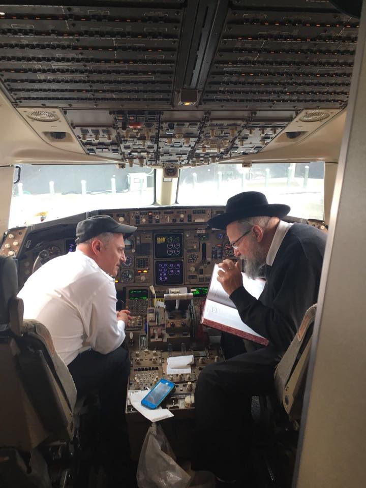 Photo and Video of the Week: Pilot Learns Daf Yomi with Rabbi Chill