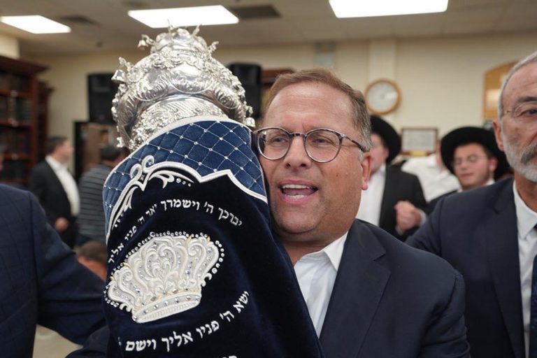 Truly an honor to sing at the Ohel Hachnosas Sefer Torah dedicated by The Jaffa Family, David & Susan Mandel and Marc & Ahuva Katz. The Torah will be used by Mesivta Tiferes Shmuel all year & at Camp Kaylie during the summer.