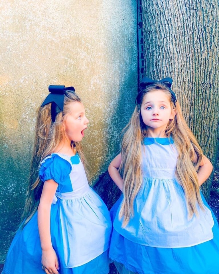 Twin girls Alice in wonderland! ???? #onlysimchas @mikki_orzel